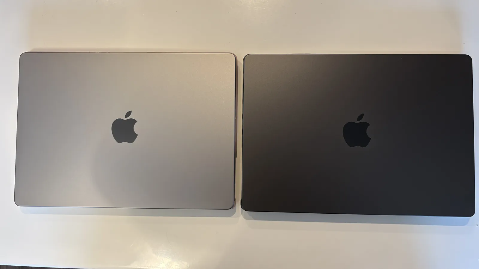 MacBook Pro M5（スペースグレー、右）と買い替え前のMacBook Pro M2 Pro（シルバー、左）を並べて比較