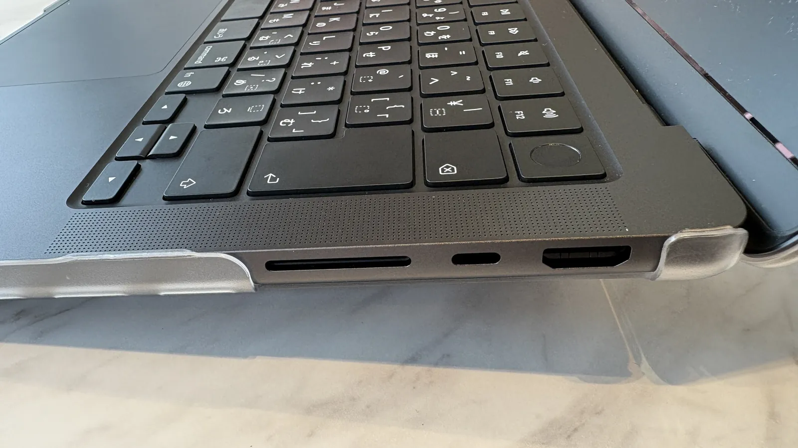 MacBook Pro M5の右側ポート：SDXCカードスロット、Thunderbolt 4（USB-C）、HDMIポート