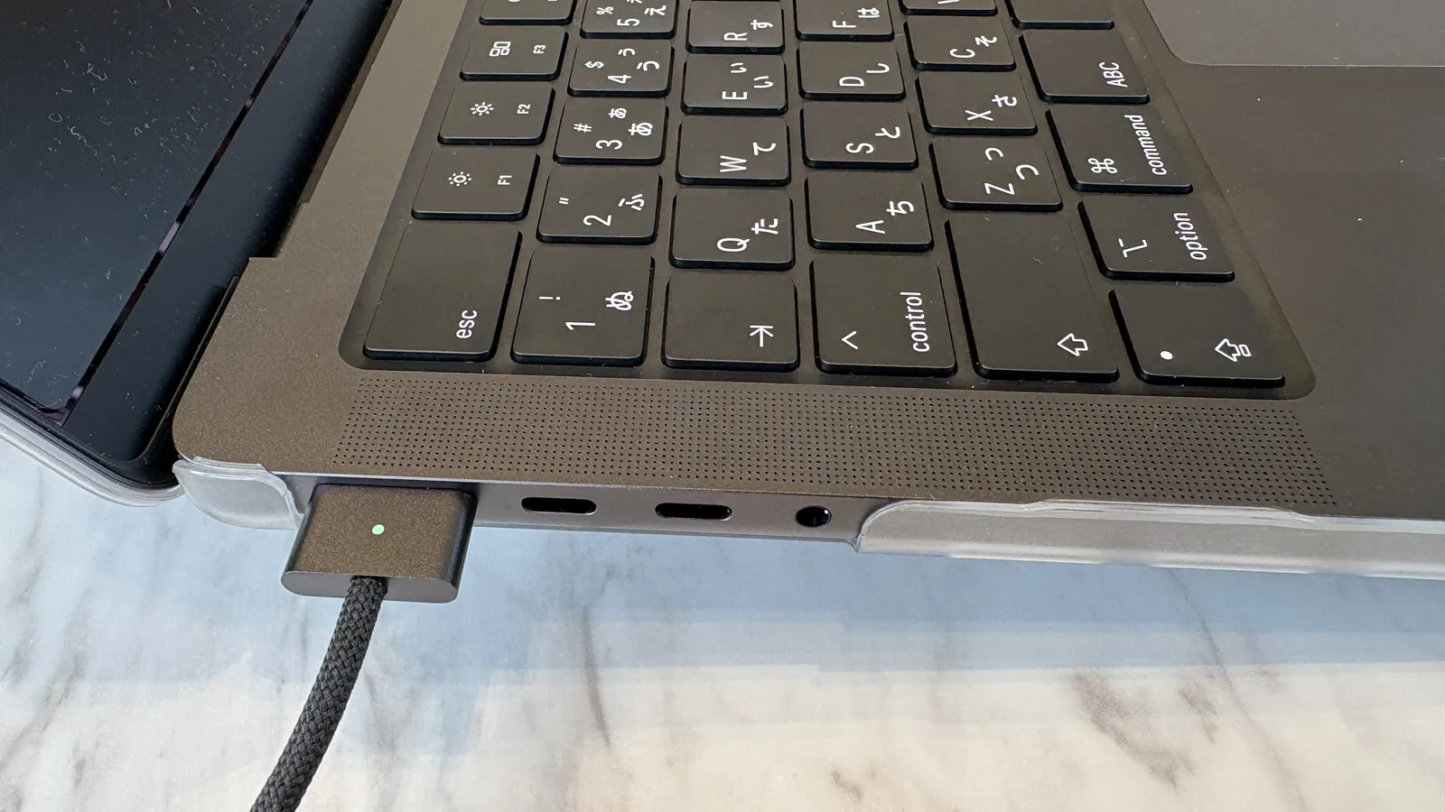 MacBook Pro M5の左側ポート：MagSafe 3充電中、Thunderbolt 4 ×2、ヘッドフォンジャック