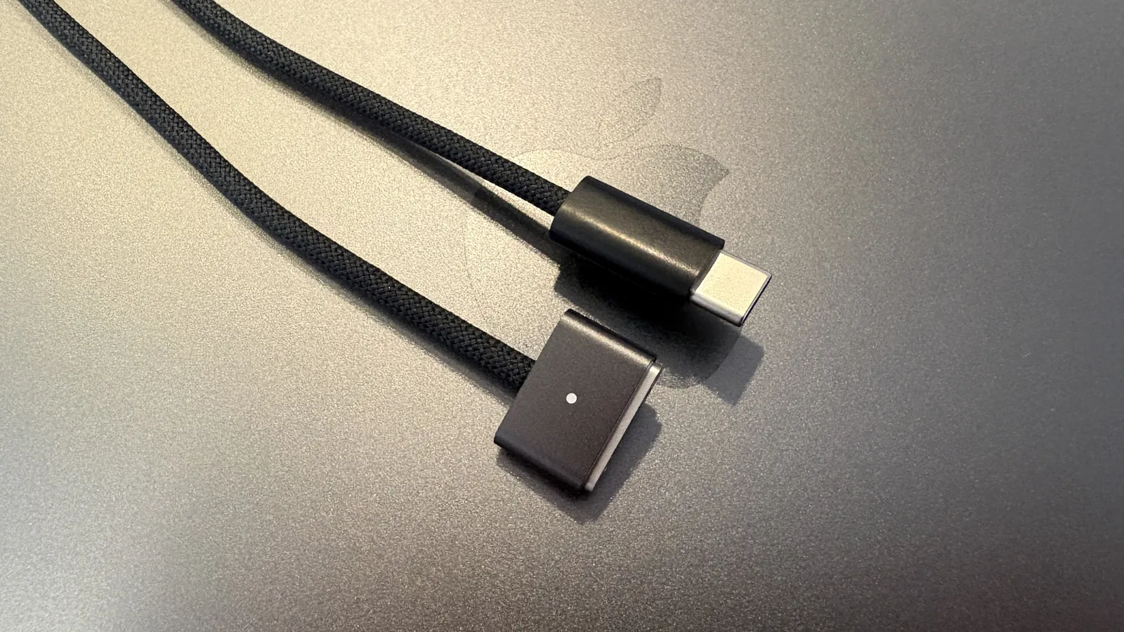 MacBook Pro M5付属の黒いMagSafe 3充電ケーブル（USB-C側とMagSafeコネクタのクローズアップ）